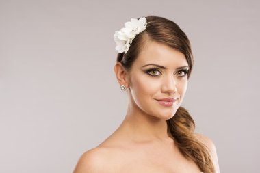 Saçında çiçek olan bir kadın.