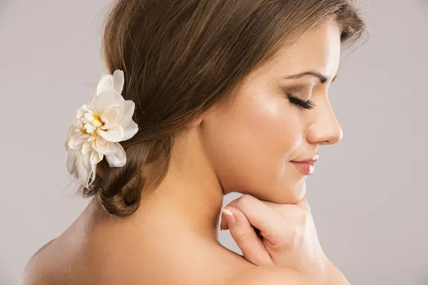 Mujer con flor blanca —  Fotos de Stock