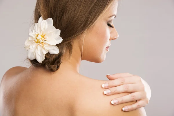 Donna con fiore bianco — Foto Stock