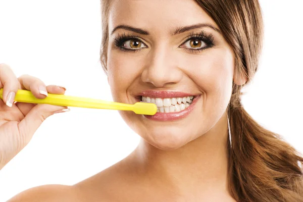 Femme avec brosse à dents — Photo