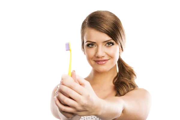 Kobieta trzyma szczoteczkę do zębów — Zdjęcie stockowe