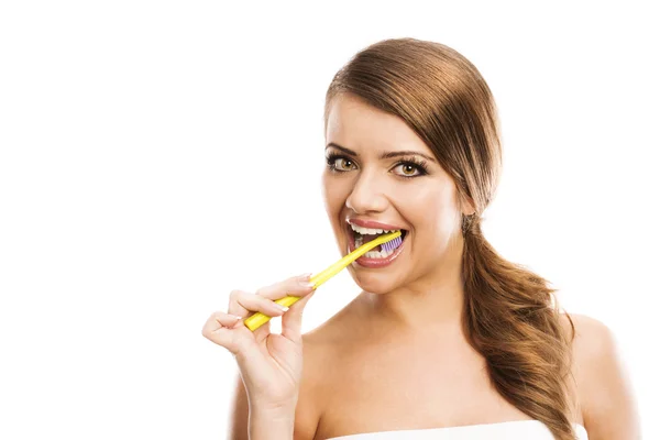 Femme avec brosse à dents — Photo