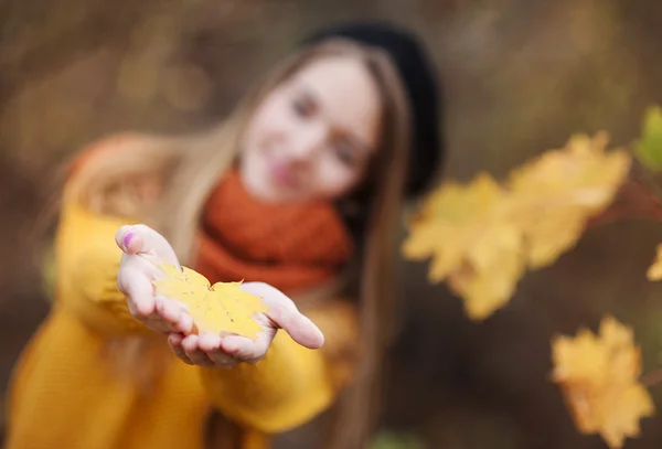 Autumn girl — Stock Photo, Image