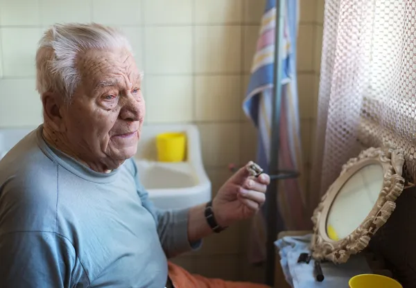 Senior man shaving — Stock Photo, Image