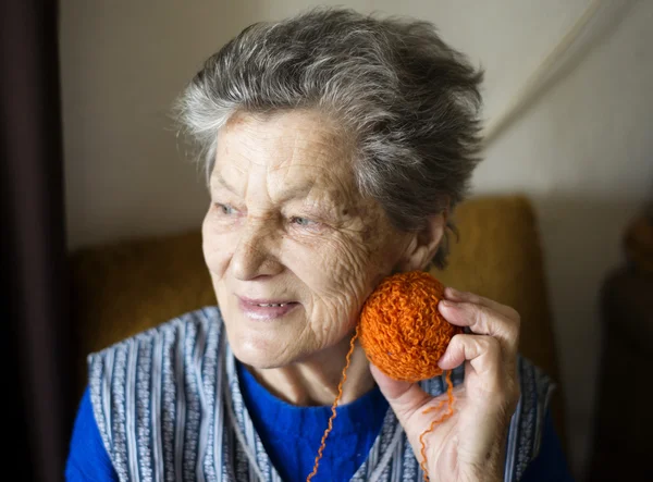 Senior woman knitting — Stock Photo, Image