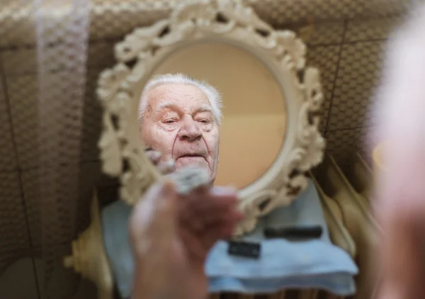 Senior man shaving — Stock Photo, Image