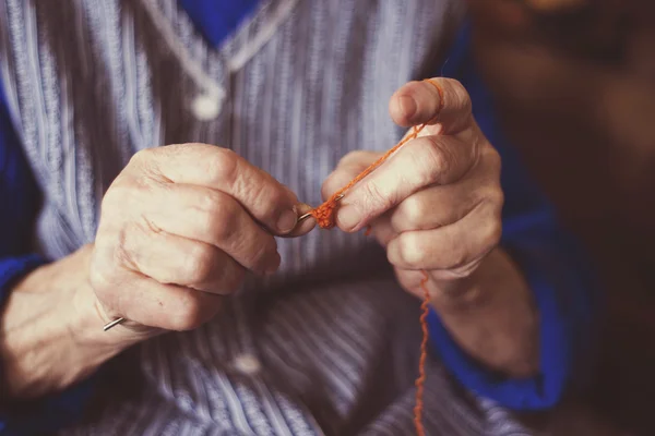 Seniorin strickt — Stockfoto