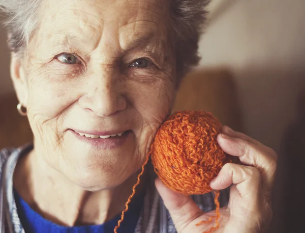 Senior woman knitting — Stock Photo, Image