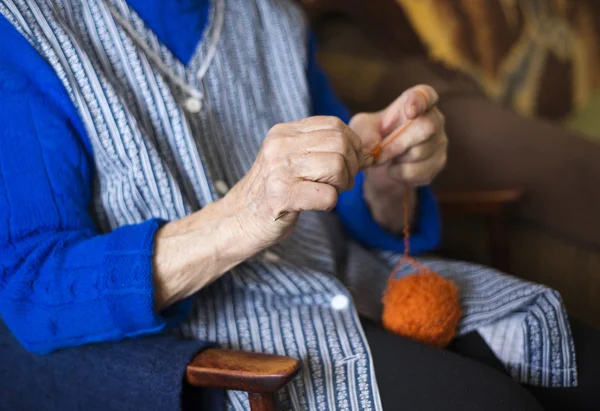 Senior woman knitting — Stock Photo, Image