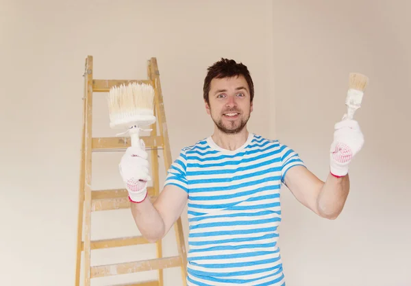 Homem pintando as paredes — Fotografia de Stock