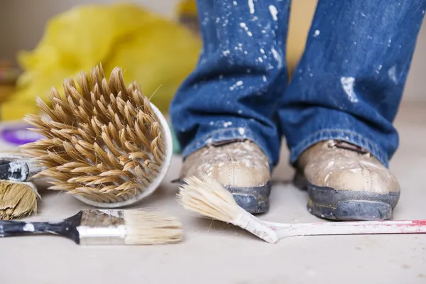 Homem pintando as paredes — Fotografia de Stock