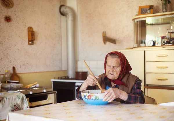 Mulher velha na cozinha — Fotografia de Stock