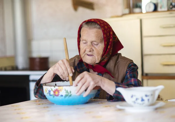 Alte Frau in der Küche — Stockfoto