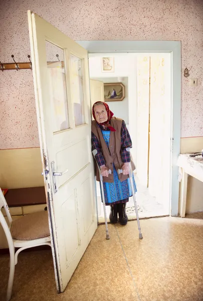 Yaşlı kadın evde — Stok fotoğraf