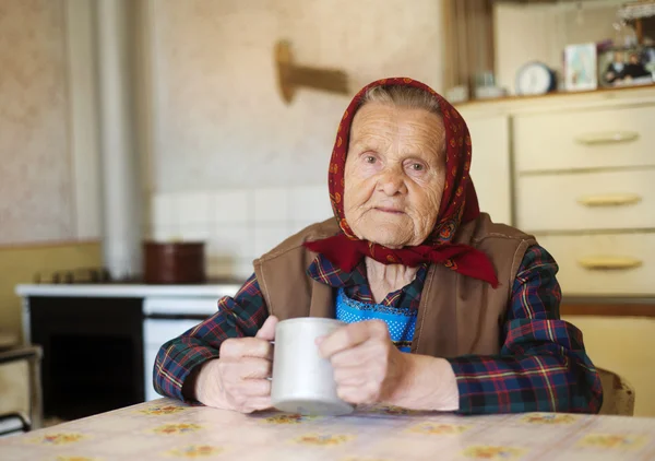 Mutfaktaki yaşlı kadın. — Stok fotoğraf