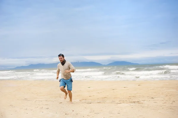 Homme marchant sur la plage — Photo