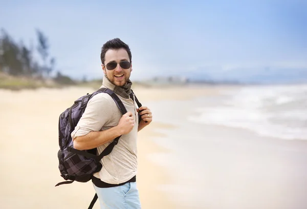 Mężczyzna spacerujący po plaży — Zdjęcie stockowe