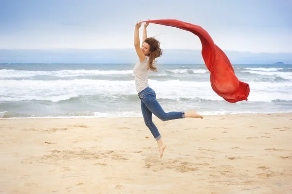 Esporte mulher pulando na praia . — Fotografia de Stock