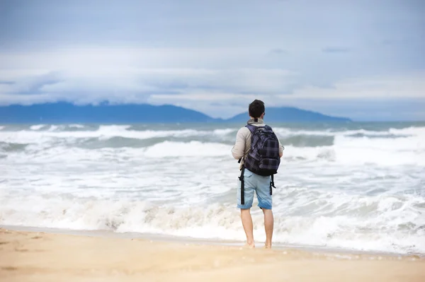 Seorang pria berjalan di pantai — Stok Foto