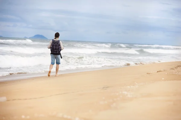 Homem caminhando na praia — Fotografia de Stock