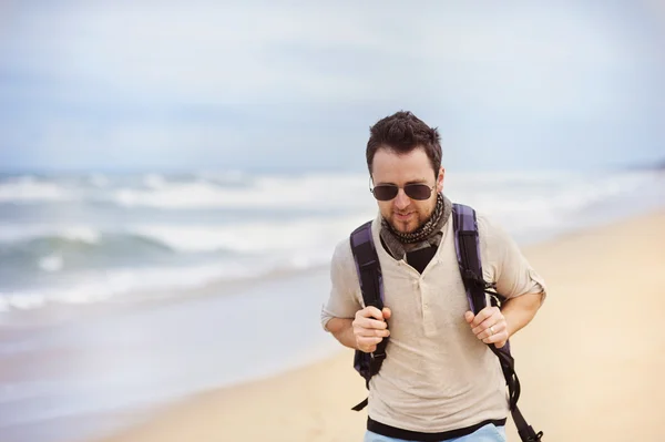 Mężczyzna spacerujący po plaży — Zdjęcie stockowe