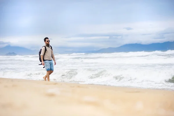 Sahilde yürüyen bir adam — Stok fotoğraf