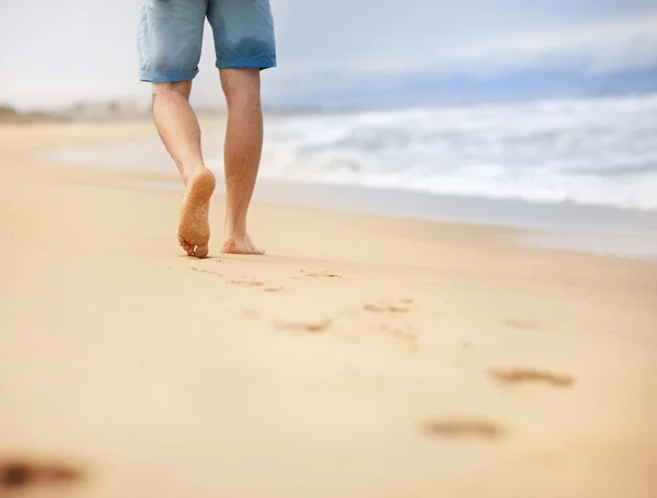 Man wallking op het strand — Stockfoto