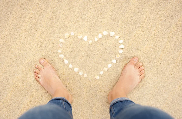 女性的脚，在海滩的特写 — 图库照片