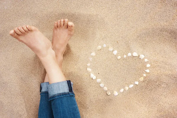 Nahaufnahme weiblicher Füße am Strand — Stockfoto