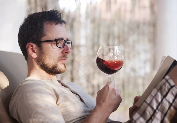 Hombre bebiendo vino — Foto de Stock