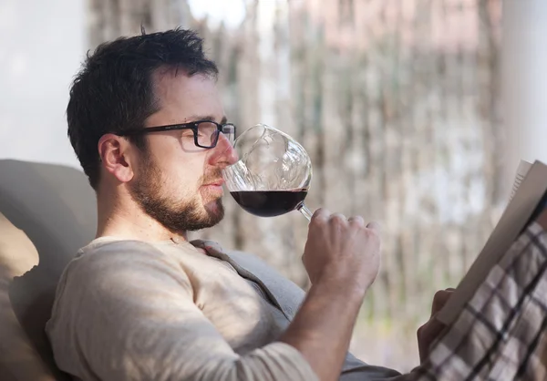 Hombre bebiendo vino — Foto de Stock