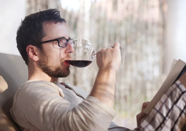 Hombre bebiendo vino — Foto de Stock