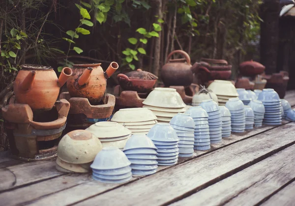 Platos de cerámica tazas, platos y cuencos cesta — Foto de Stock