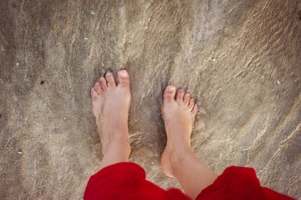 Gros plan des pieds féminins à la plage — Photo
