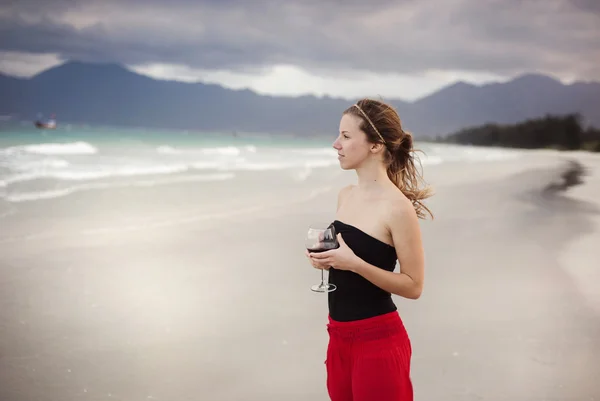 Frau entspannt sich am Strand — Stockfoto