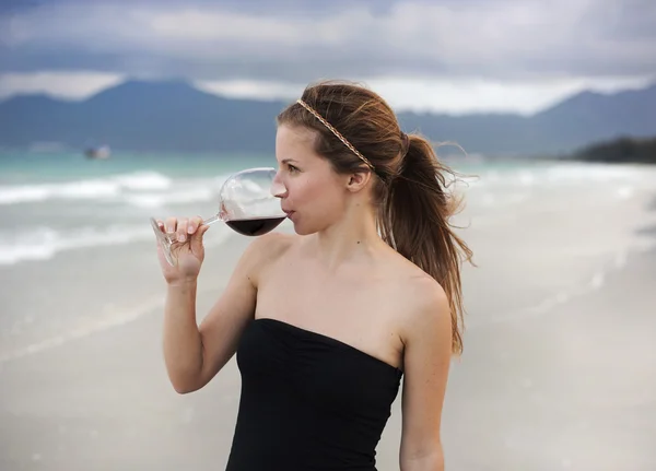 Vrouw ontspannen op het strand — Stockfoto