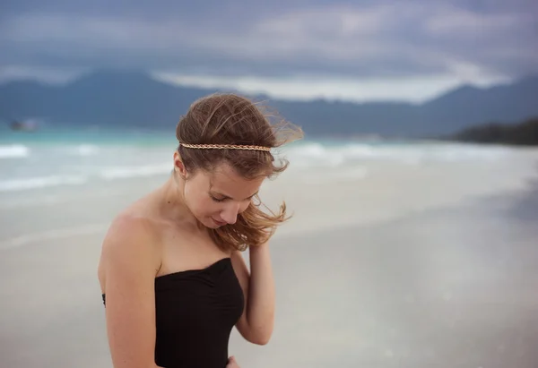 Donna che si rilassa in spiaggia. — Foto Stock