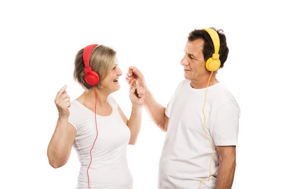 Pareja mayor con auriculares — Foto de Stock