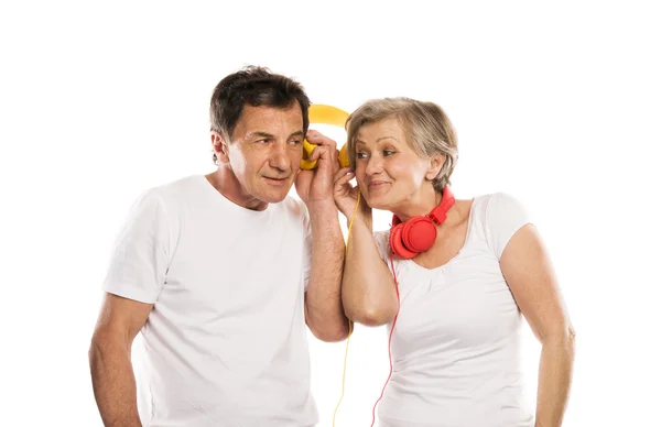 Senior couple with headphones — Stock Photo, Image