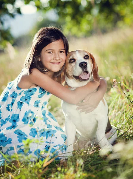 Petite fille avec chien — Photo