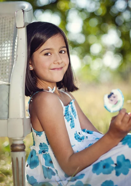 Little girl in park — Stock Photo, Image