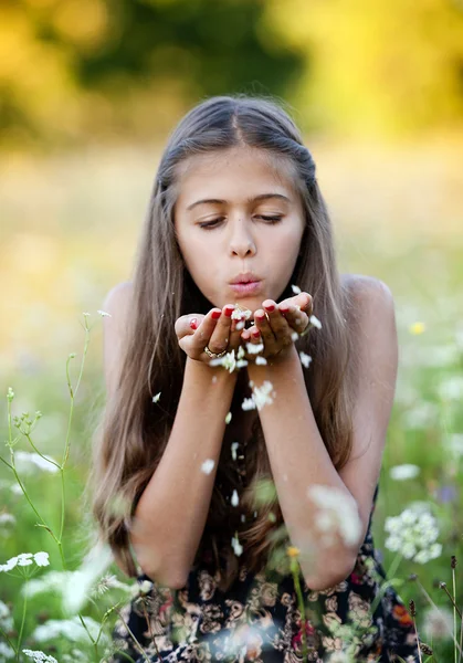 Ritratto all'aperto di ragazza adolescente — Foto Stock