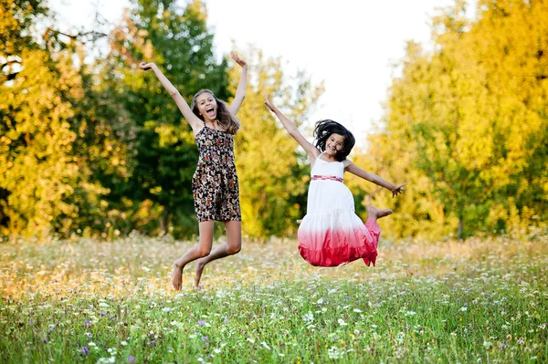 Dos hermanas en el parque verde —  Fotos de Stock