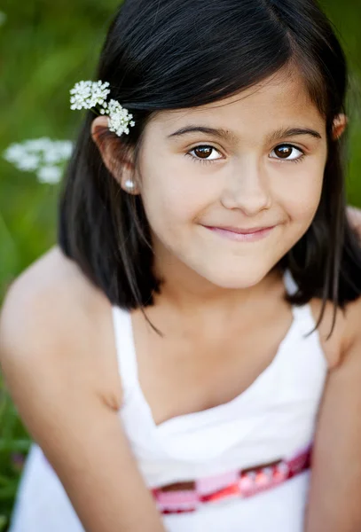 Retrato ao ar livre de menina — Fotografia de Stock