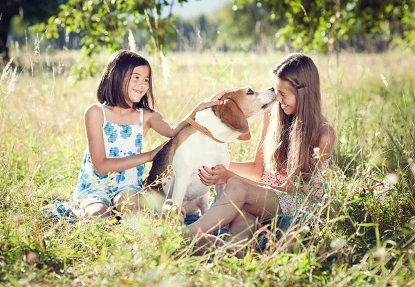 Duas irmãs com cão — Fotografia de Stock