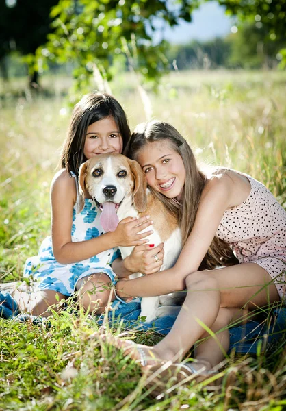 Dos hermanas con perro — Foto de Stock