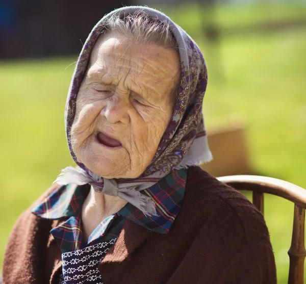 Alte Frau entspannt sich — Stockfoto