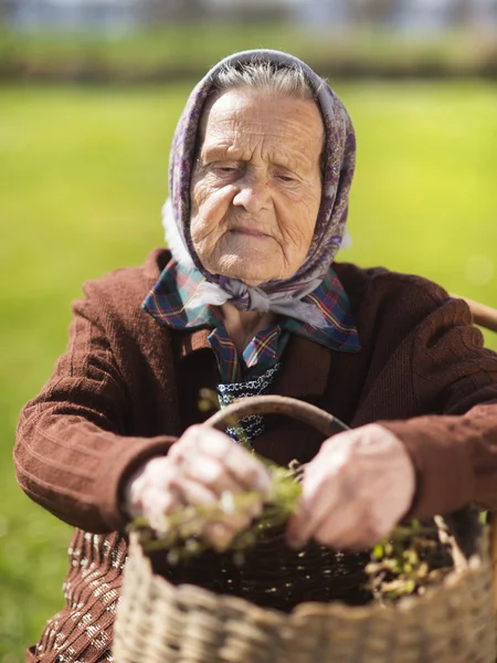 Vieja mujer relajante —  Fotos de Stock