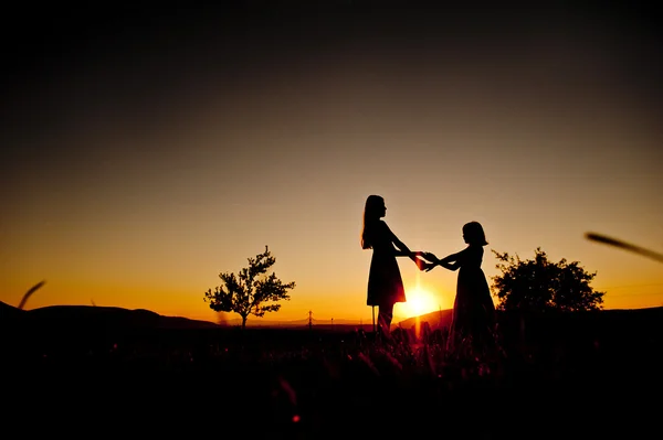 Silhouette di ragazze felici — Foto Stock