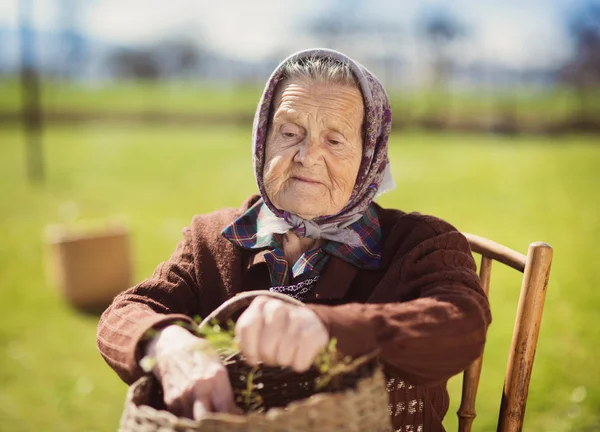 Mulher velha relaxante — Fotografia de Stock